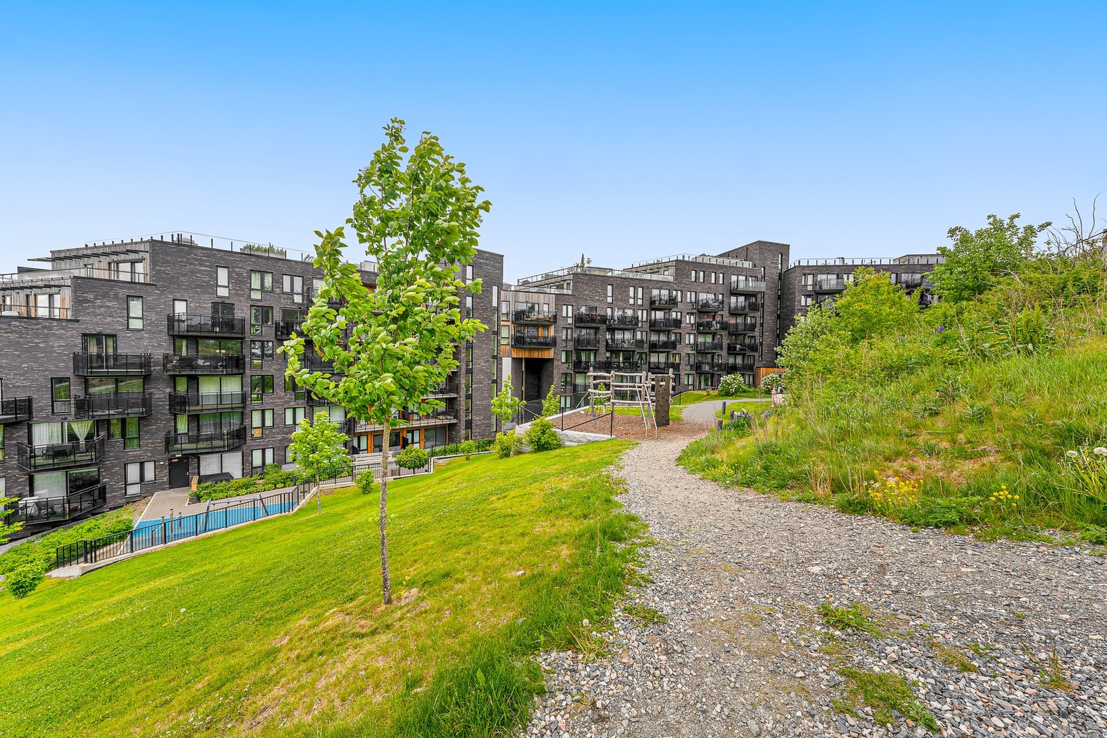 Her bor du med kort vei til Lørenskog stasjon, Metro Senter og flotte turmuligheter, samt SNØ med hotell, treningssentre og helårsarena for skiopplevelser - velkommen til visning! Galleribilde