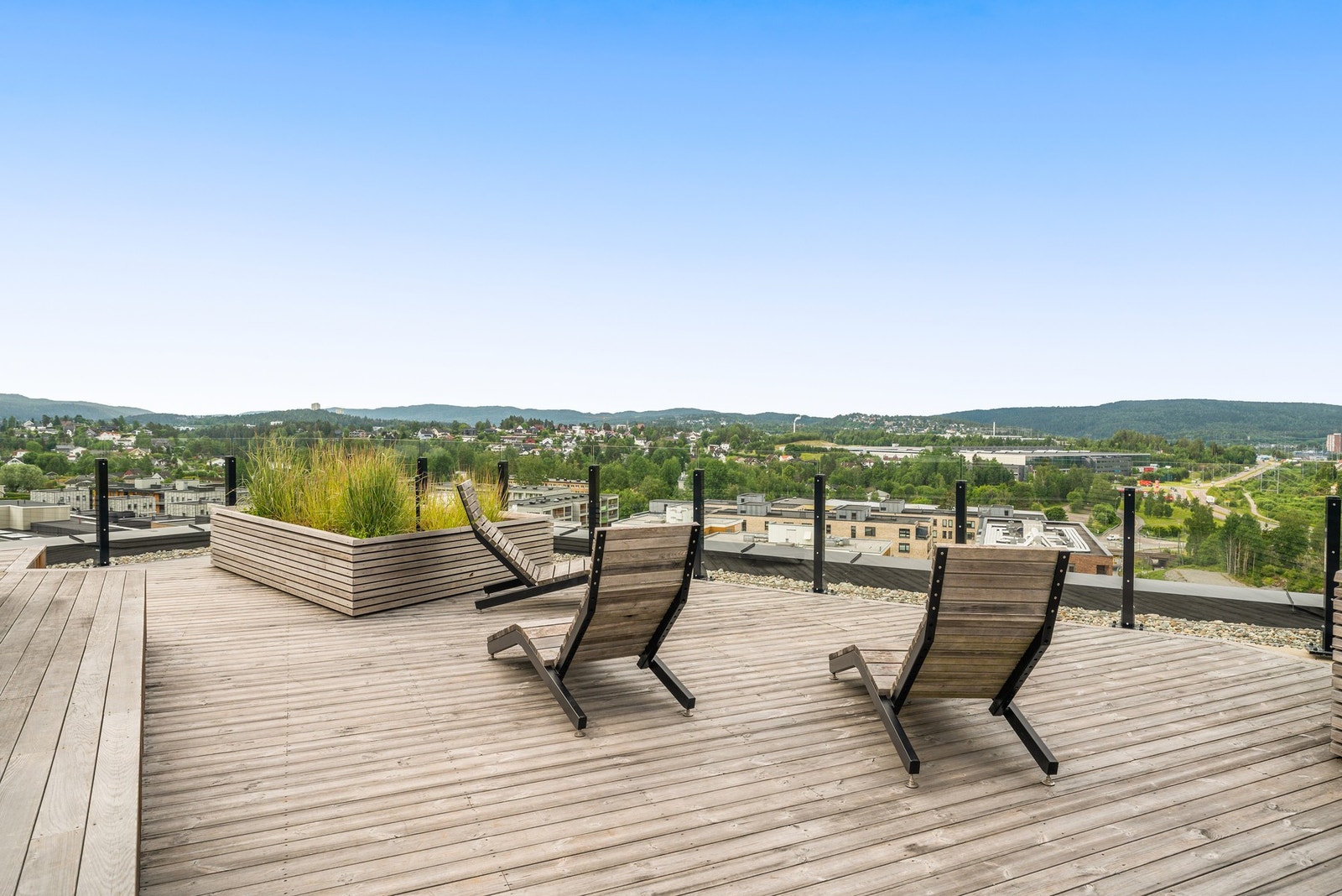 Felles takterrasse med gode solforhold, sittegrupper og fine oppholdssoner. Et herlig samlingspunkt på varme dager. Galleribilde