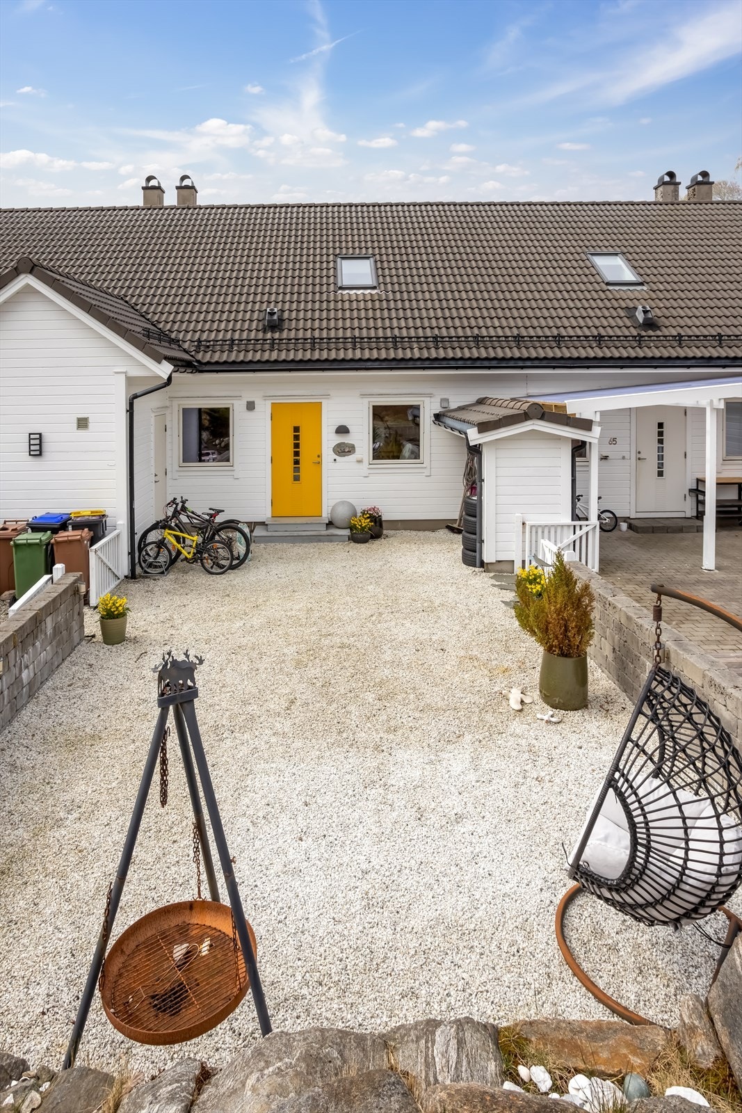 Pent opparbeidet uteområde på inngangssiden Galleribilde