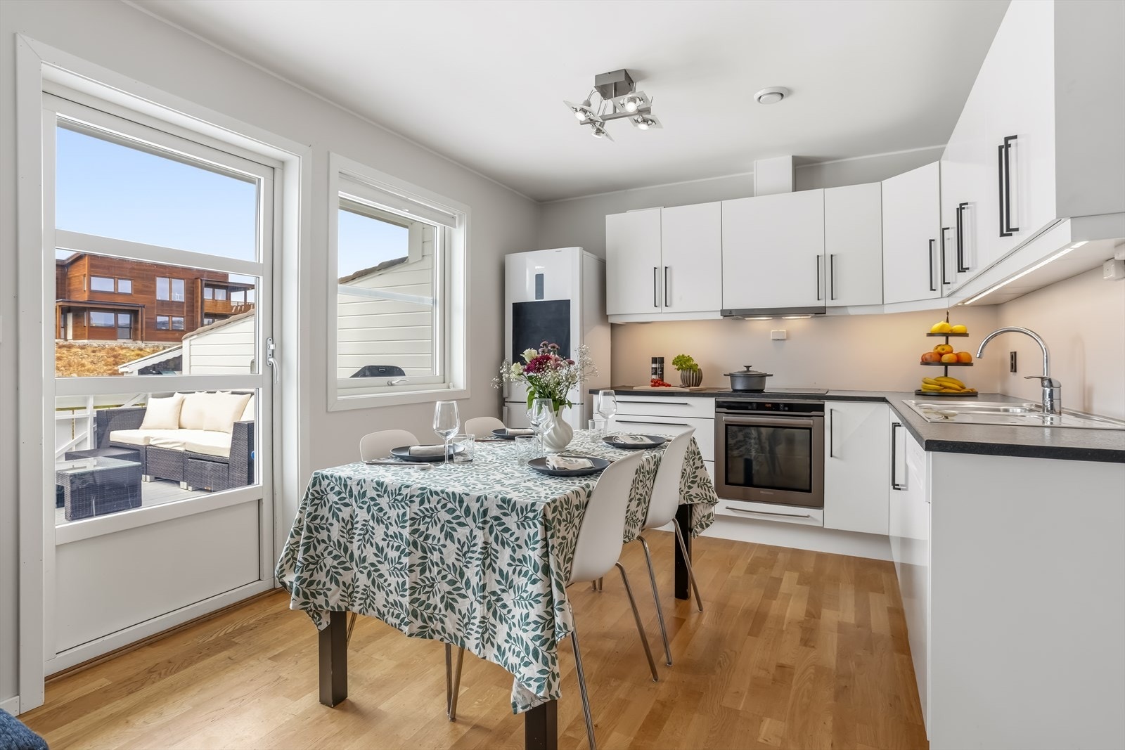 Kjøkkenet inneholder kjøle-/fryseskap, oppvaskmaskin, platetopp og stekeovn. Galleribilde