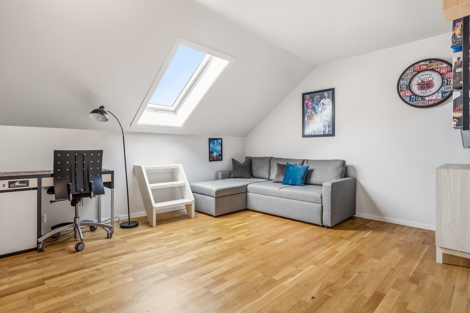 På loft finner man 2 soverom av svært god størrelse Galleribilde