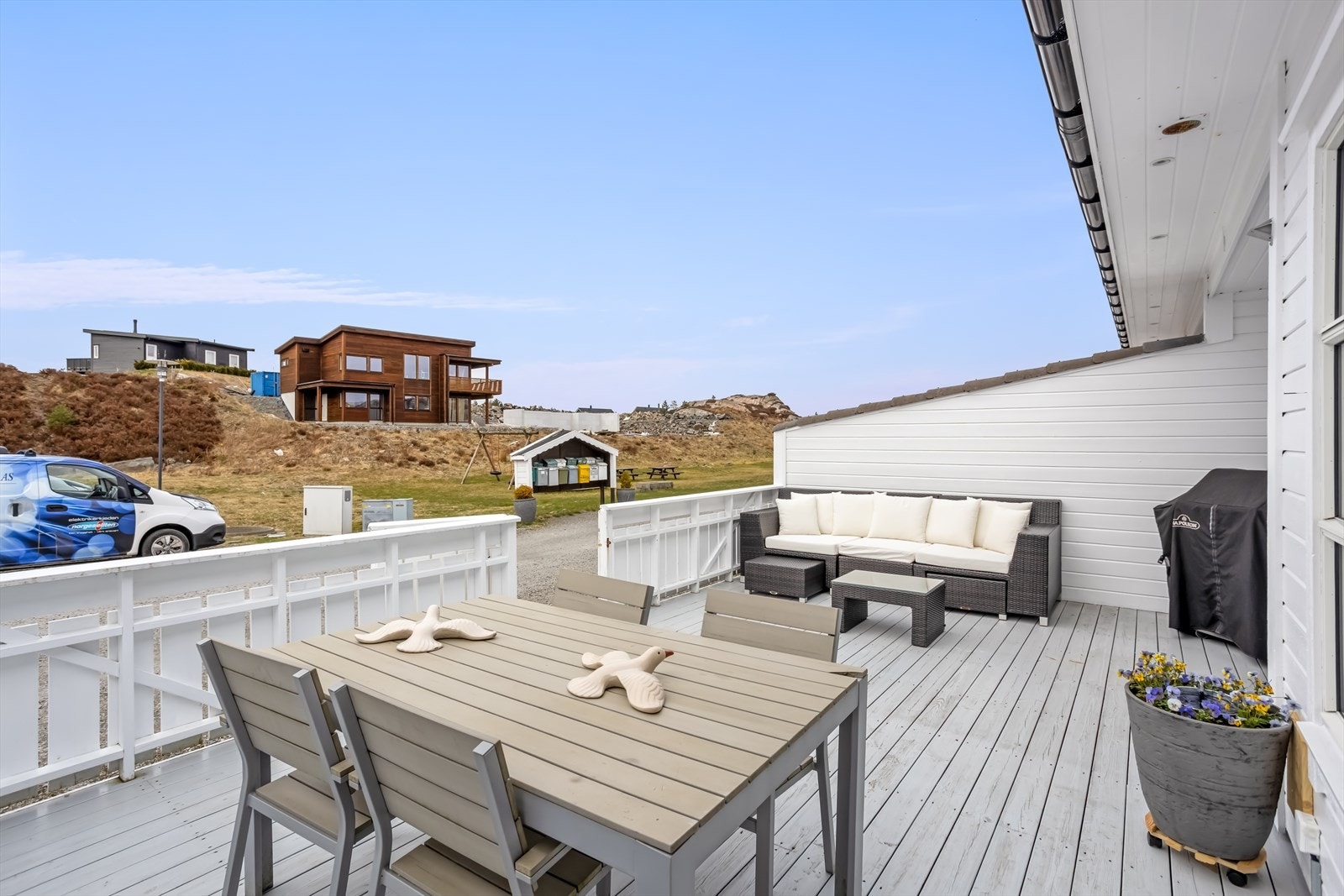 Vestvendt terrasse med sol til langt på kveld midtsommers. Galleribilde