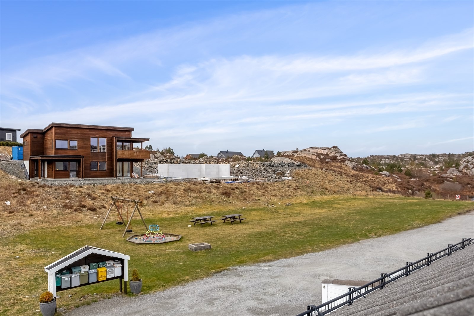 Barnevennlige omgivelser med lekeplass like ved boligen og gangavstand til idrettsanlegg på Skålvik. Galleribilde