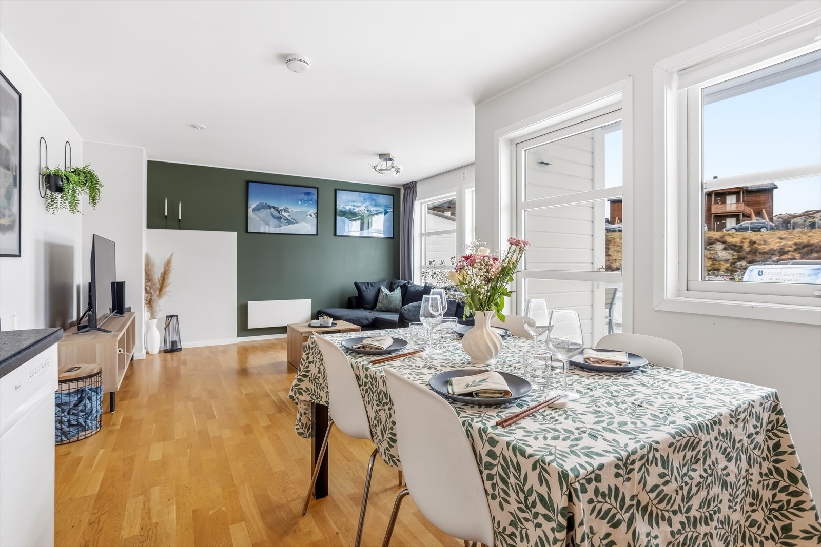Plass til spisebord - perfekt for hyggelige måltider med familie og venner. Galleribilde