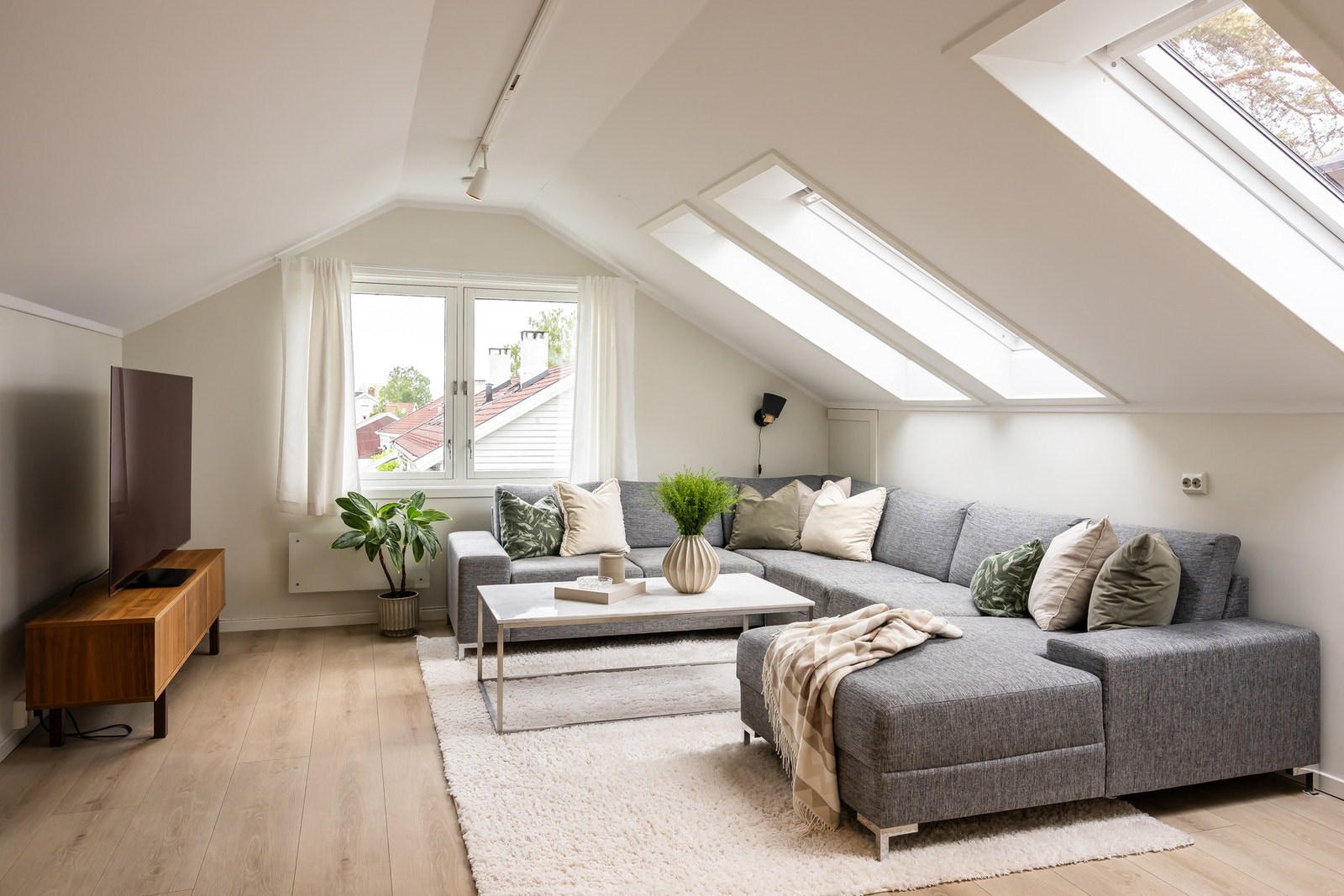 Innredet loftstue med godt lys Galleribilde