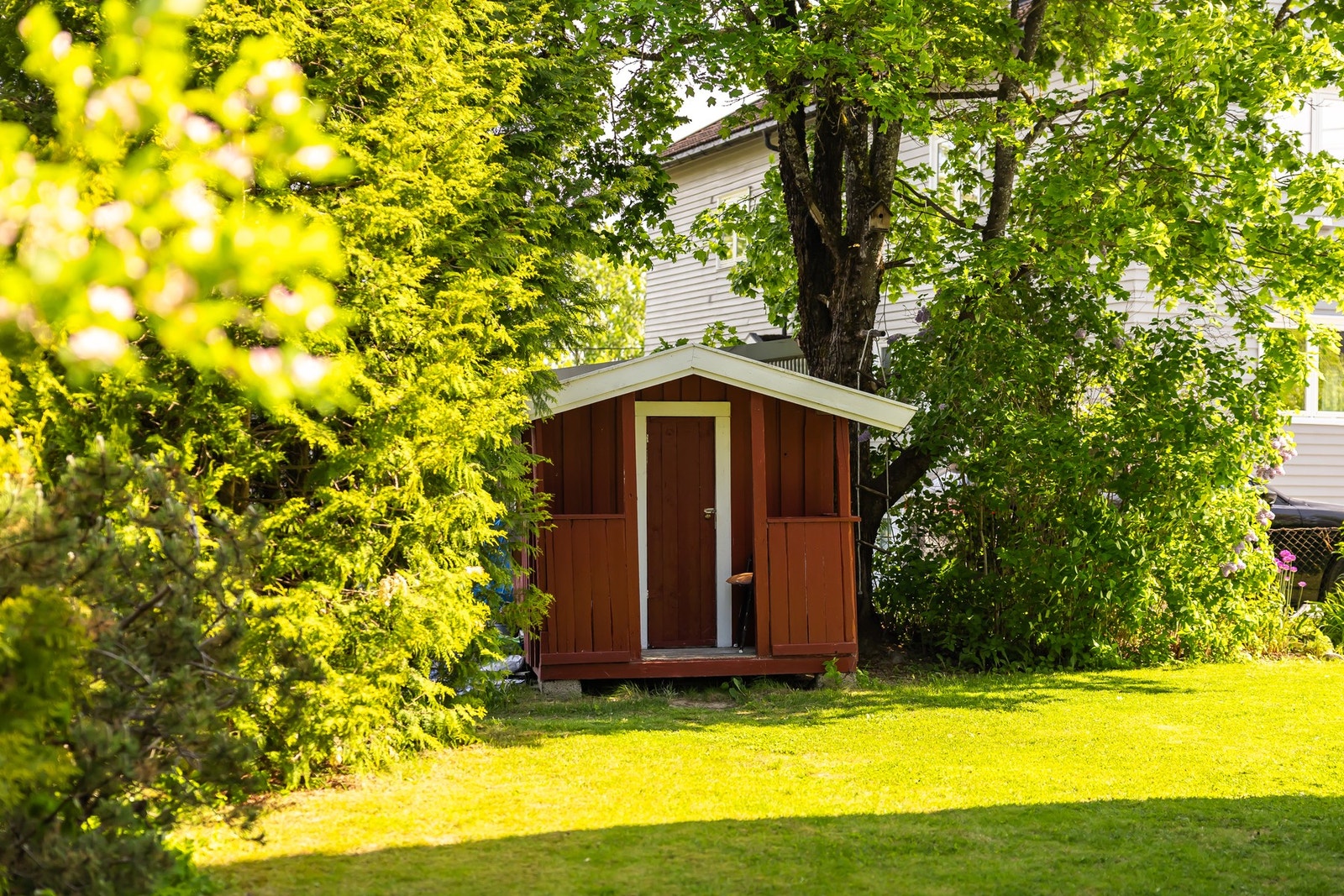 Dukkehus i hagen som disponeres av beboerne Galleribilde