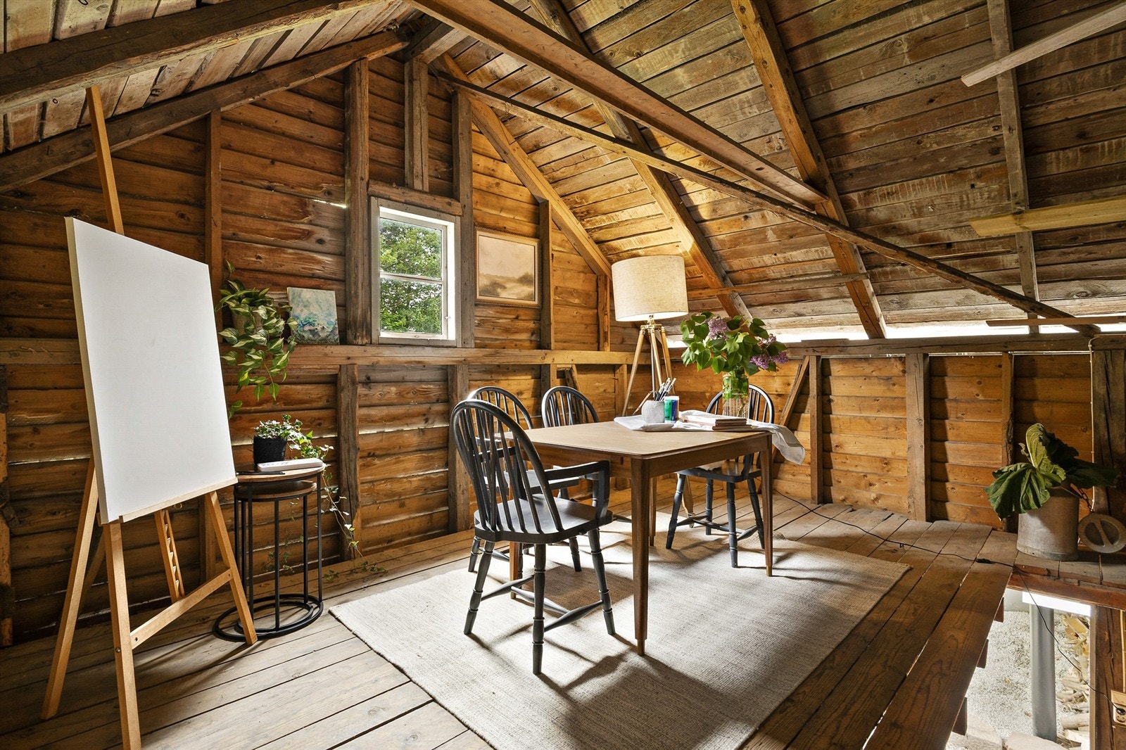 Loftet i uthuset er et uinnredet rom med synlige takbjelker, ideelt for lagring eller som et atelier. Rommet er ikke godkjent for varig opphold. Galleribilde