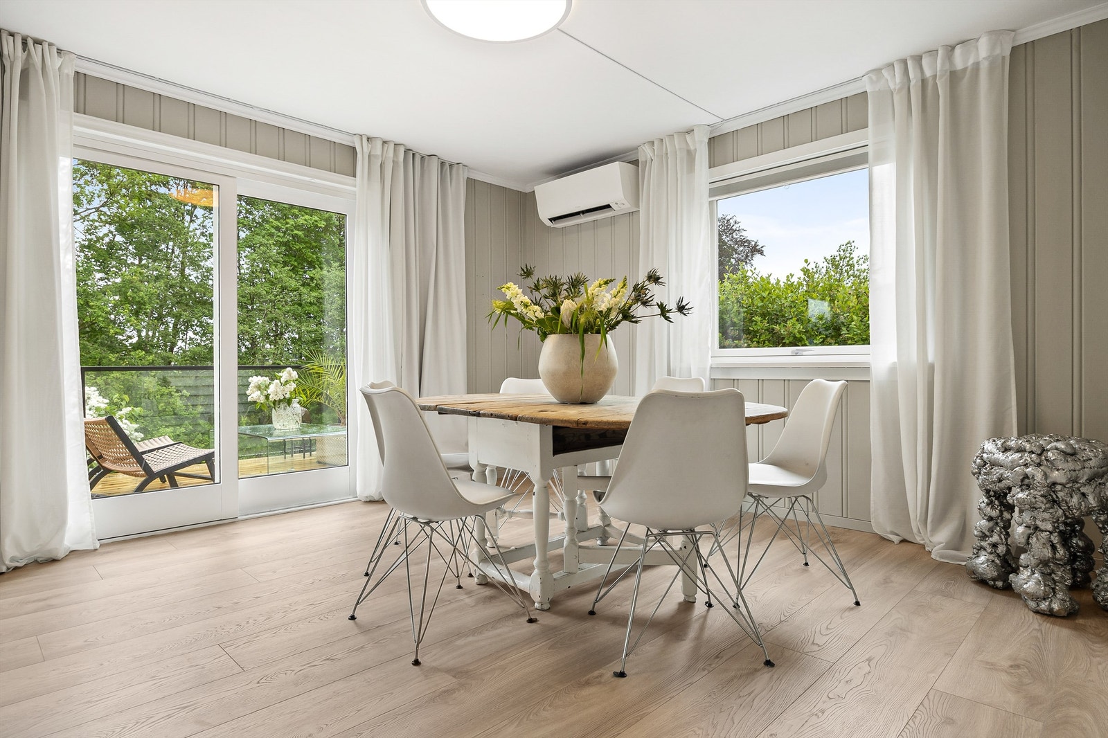 Fra spisestuen er det direkte utgang til en sydøst-vendt veranda på rundt 15 m². Galleribilde