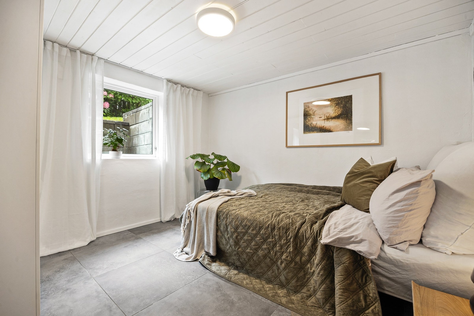 Hybelens soverom har varmekabler og flislagt gulv. Det er også innredet med garderobeskap. Galleribilde