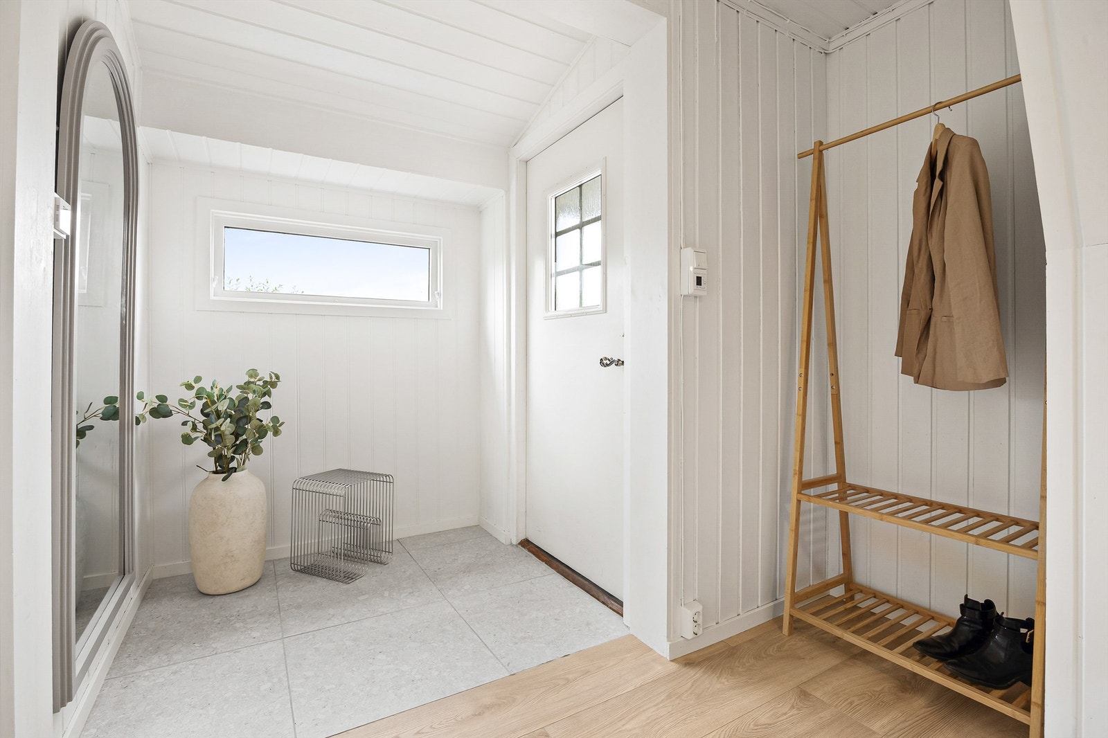 Entréen har flislagt gulv med varmekabler og plass til oppbevaring av yttertøy. Del av entré er opprinnelig utvendig areal (ikke byggemeldt). Galleribilde