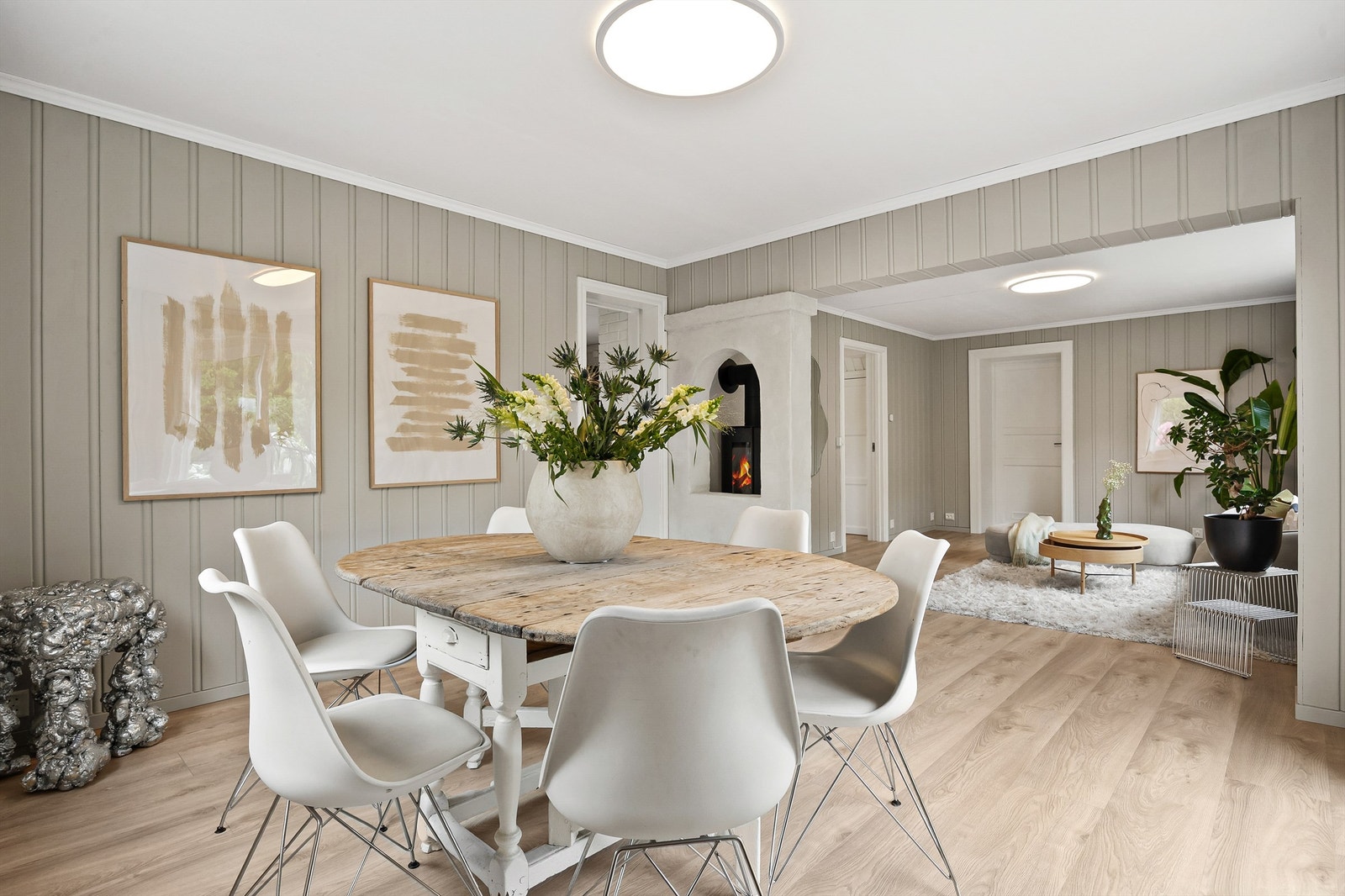 Hovedetasjen har god plass til både en romslig sofagruppe og en egen spisesone. Galleribilde