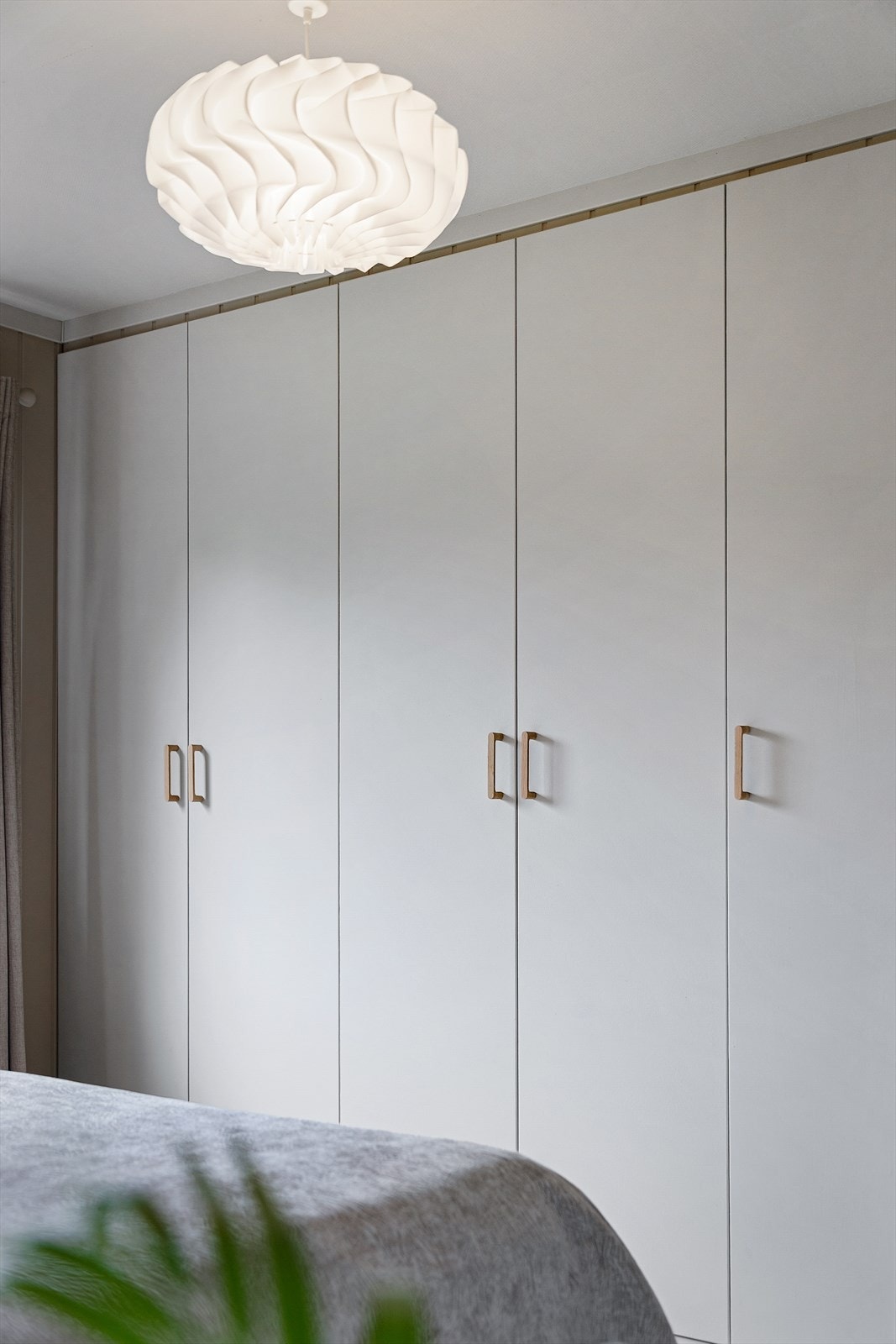 Soverommet har innebygd garderobeskap fra IKEA, som er overflateoppusset i 2025 med blant annet nye eikehåndtak. Galleribilde