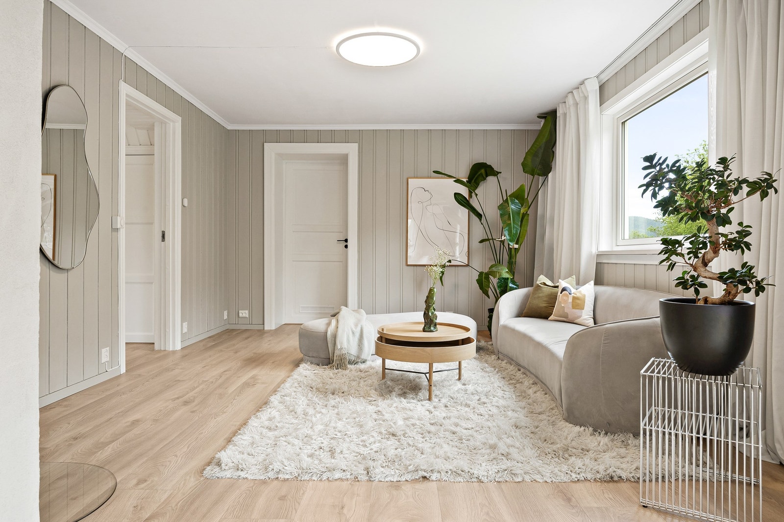 Stuen har laminatgulv fra 2024 og panelte vegger, som gir en helhetlig og riktig tidsramme. Galleribilde