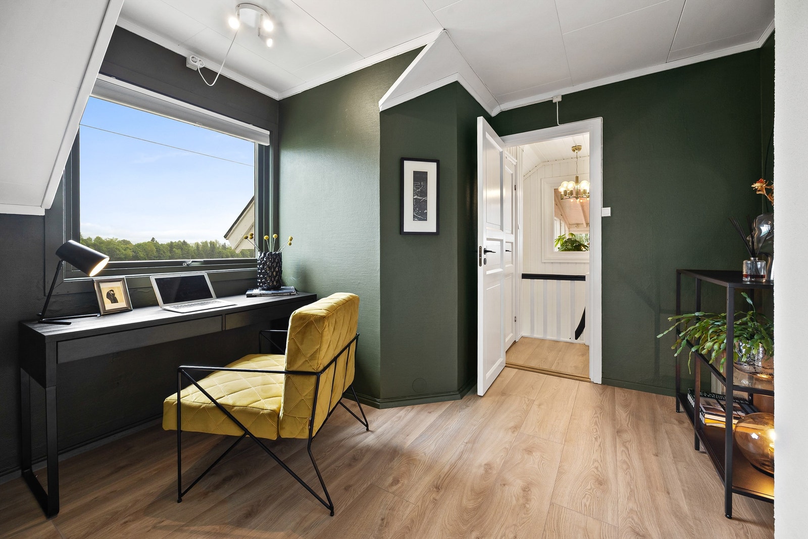 2. etasje har 4 soverom, hvorav ett i dag brukes som kontor. Galleribilde