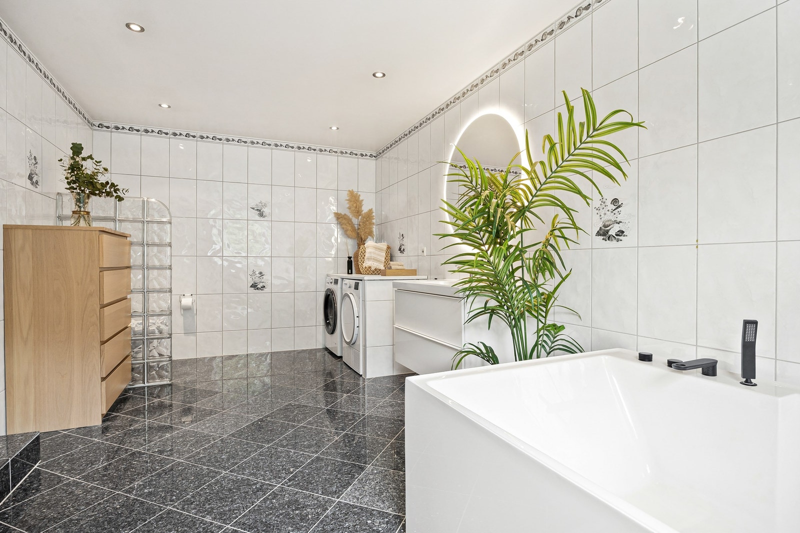 Badet er bl.a utstyrt med frittstående badekar med hånddusj og dusjkabinett med regnfallsdusj fra 2025. Galleribilde