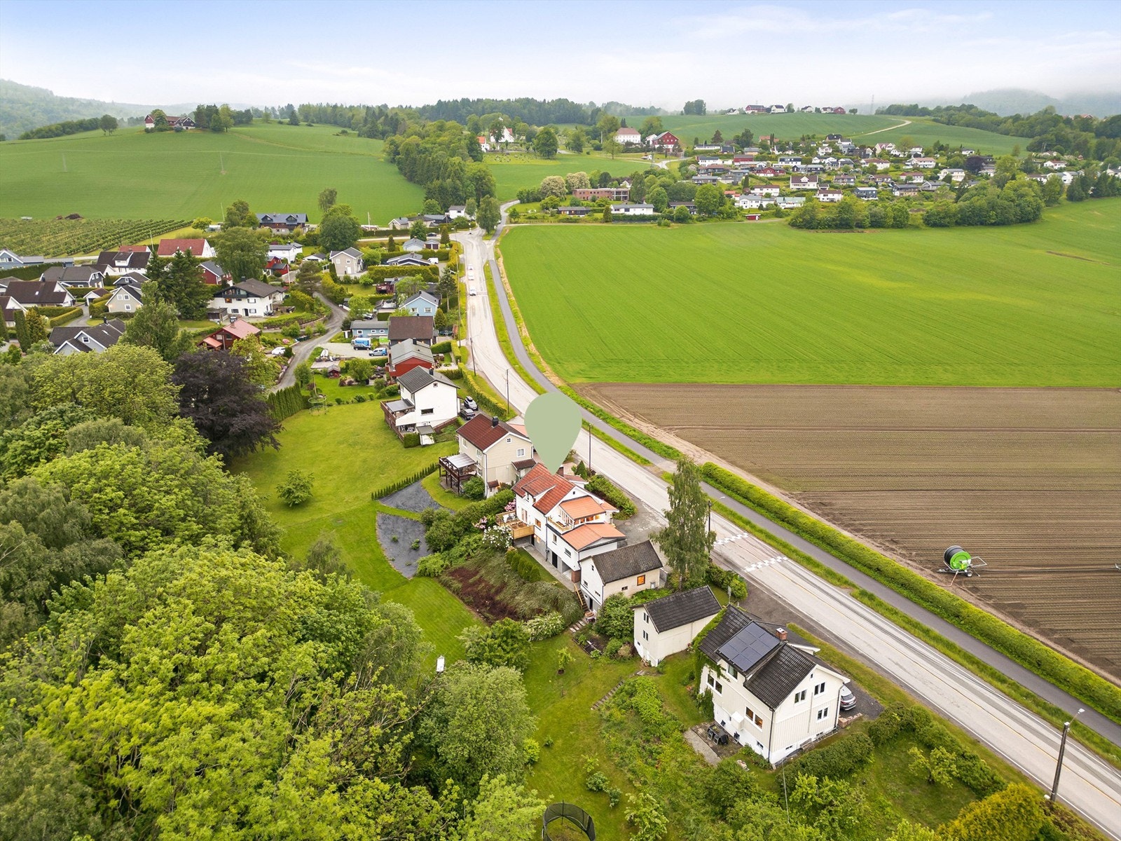 Kort gangavstand til bussholdeplass, matbutikk (Coop Extra), Hegg barneskole og barnehager. Galleribilde