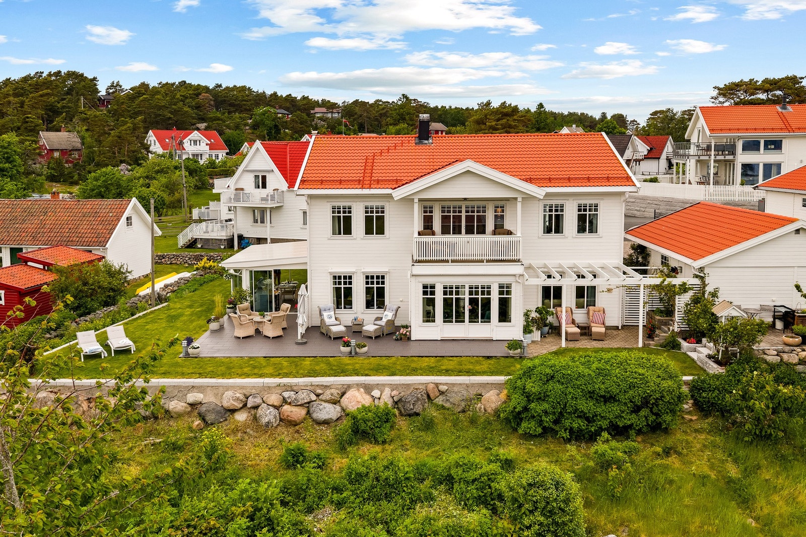 Velkommen til Stenlia 23A - Idyllisk skjærgårdsvilla med hagestue, dobbel garasje og flott utsikt og gode solforhold. Galleribilde