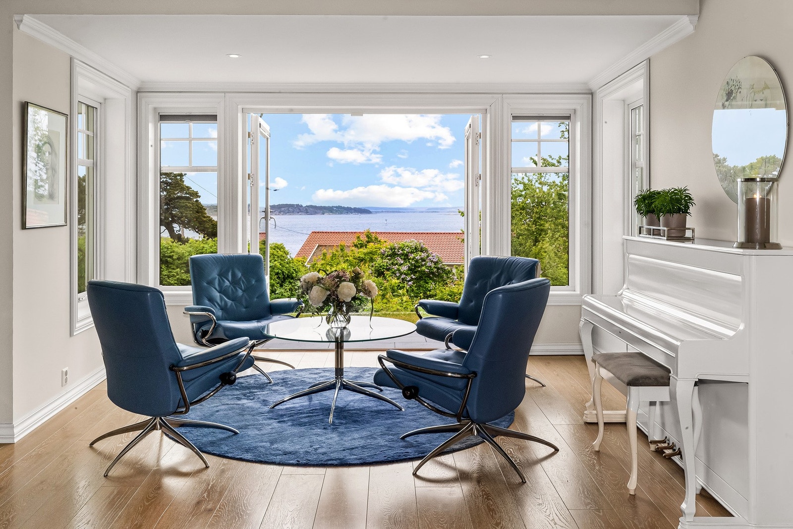 Boligen byr på utsikt fra flere rom mot skjærgården, Hvalers øyer og videre ut mot Koster. Galleribilde