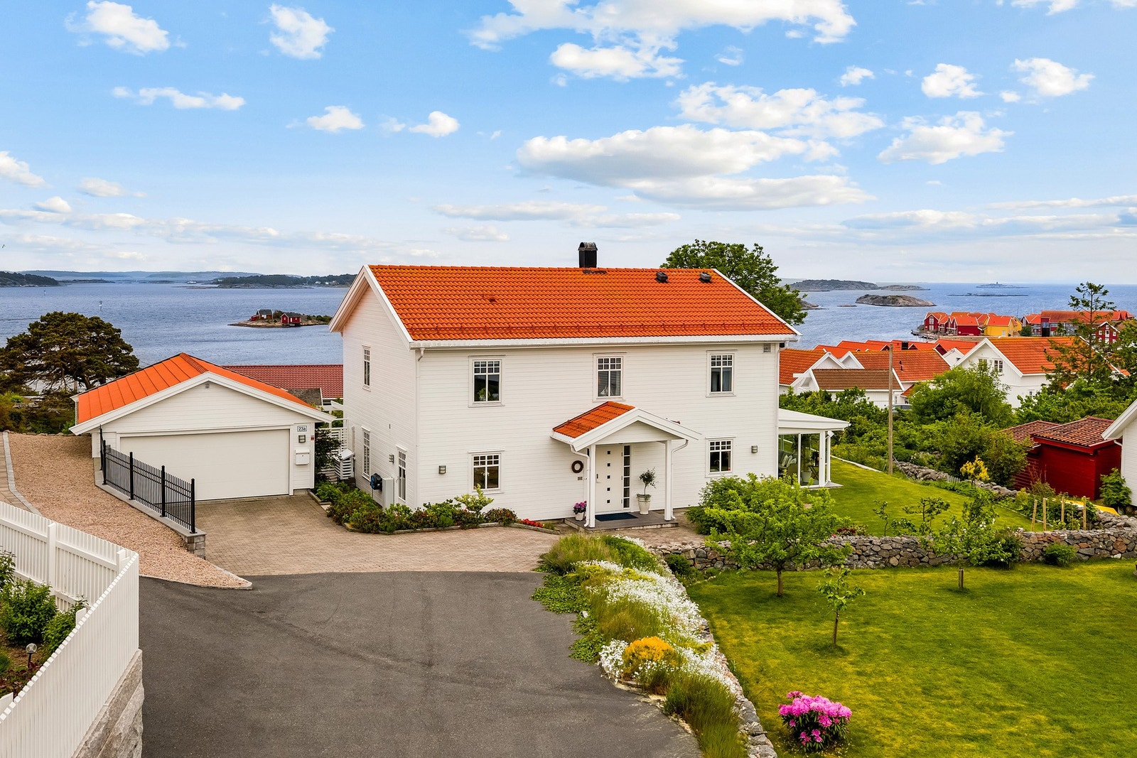 Steinlagt gårdsplass, dobbel garasje og praktisk bod på baksiden av garasjen. Galleribilde