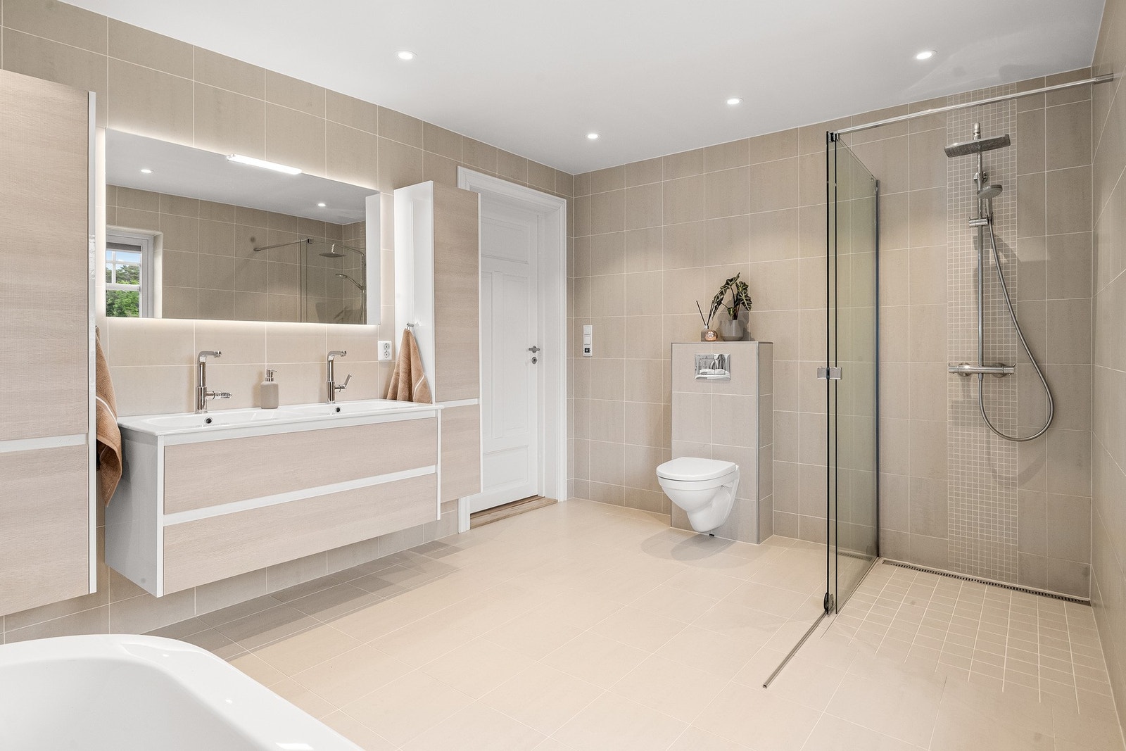 Badet er klargjort for skittentøyssjakt direkte ned til vaskerommet. Galleribilde