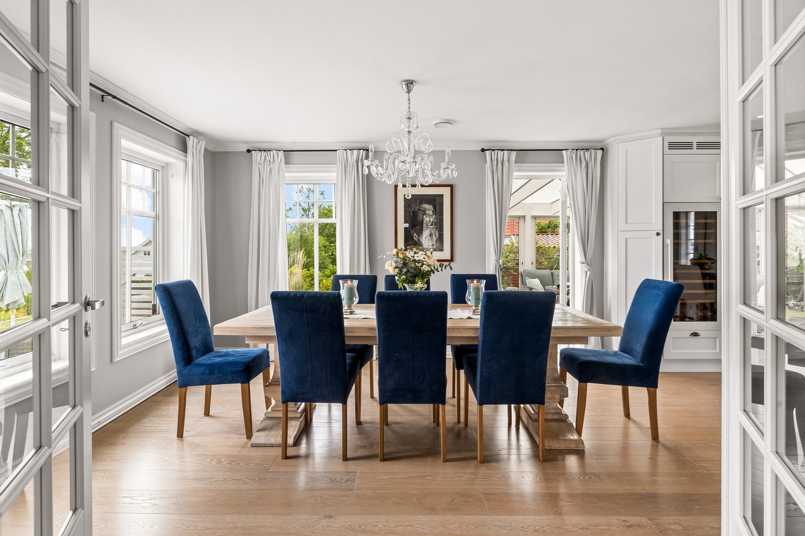 Kjøkkenet har god plass til en stor spisegruppe eller langbord for familie og gjester. Galleribilde
