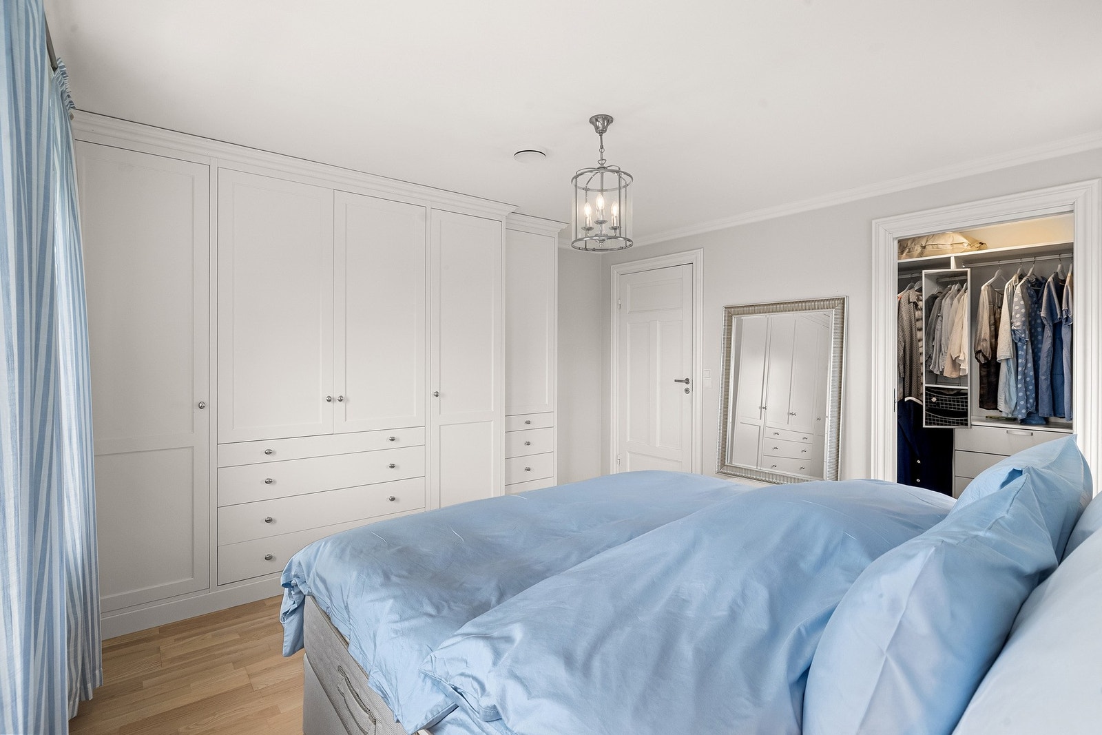 Hovedsoverommet har plassbygde garderober og eget walk-in-closet. Galleribilde