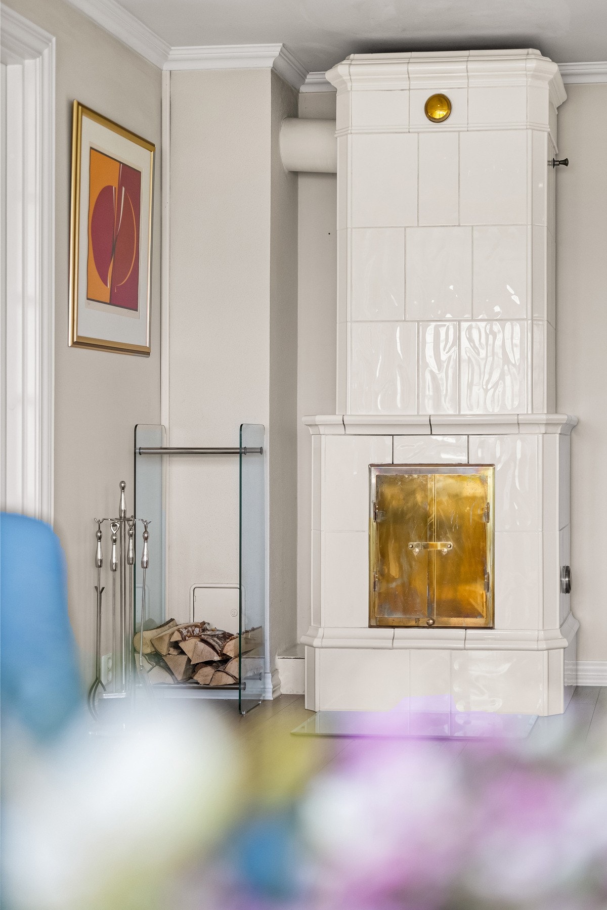 Boligen varmes opp med varmekabler, Gabriel kakkelovn, varmepumpe og panelovner. Det er varmekabler i alle gulv i 1. etasje, noe som gir en behagelig og jevn varme. Galleribilde