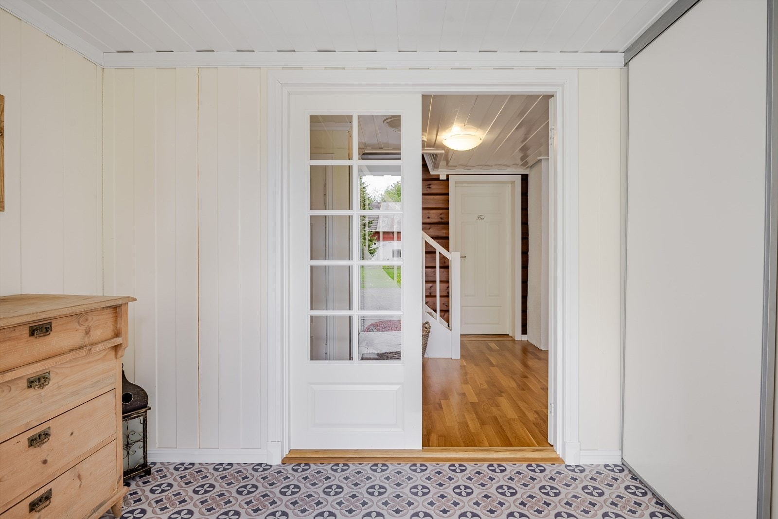 I entréen har du god oppbevaringsplass i stor plassbygget skyvedørsgarderobe langs hele den ene veggen, samt ytterligere plass til oppheng, skoskap eller kommoder. Galleribilde