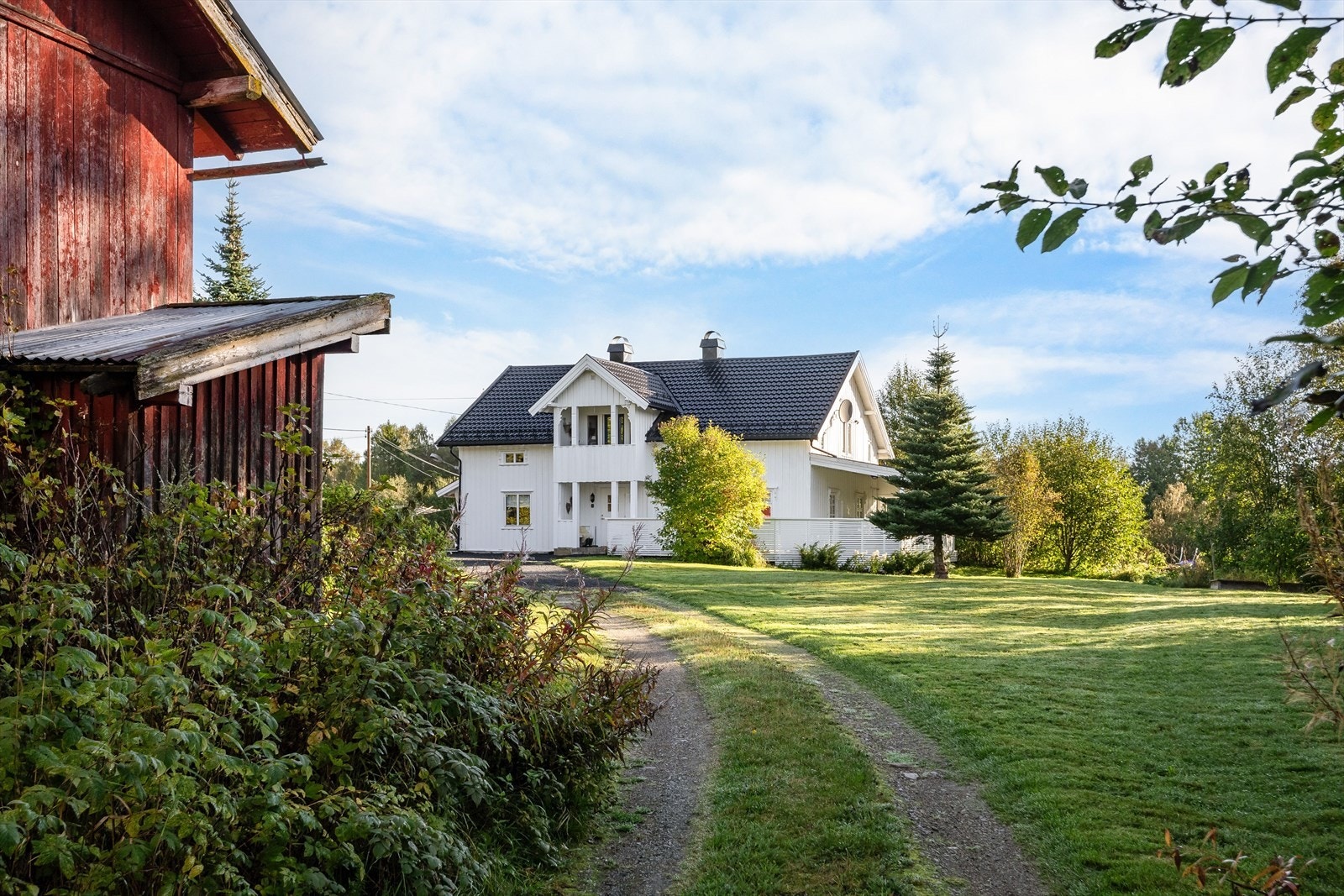 Eiendommen har en fin og solrik beliggenhet i landlige omgivelser i Nordbygda i Løten kommune. Her bor du med flotte tur- og friluftsområder i umiddelbar nærhet. Galleribilde