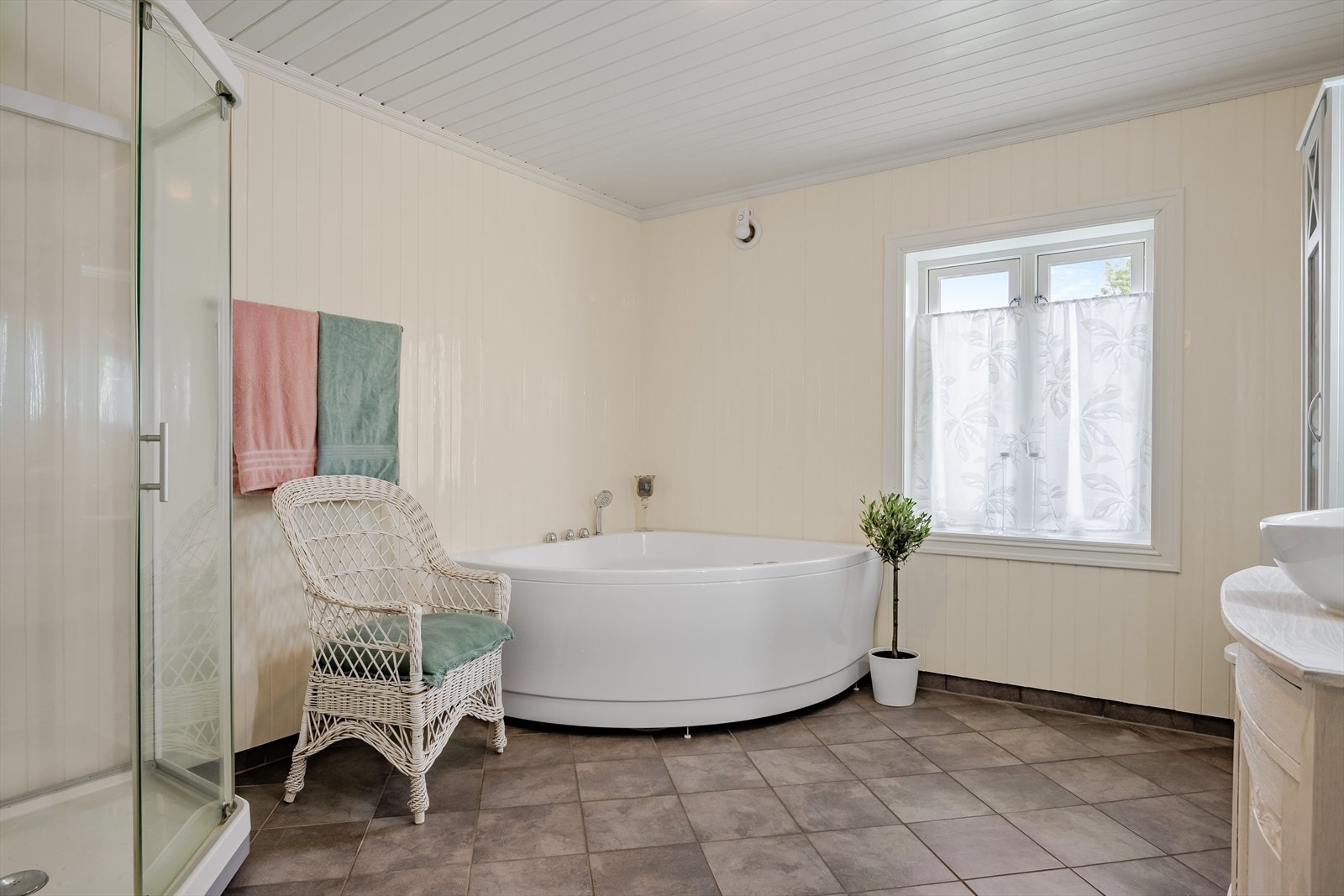 Boligen har et stort og fint baderom som ble pusset opp av firma i 2010. Baderommet har flislagt gulv med gulvvarme, panel på veggene malt med skipsmaling og elektrisk fuktstyrt vifte. Galleribilde