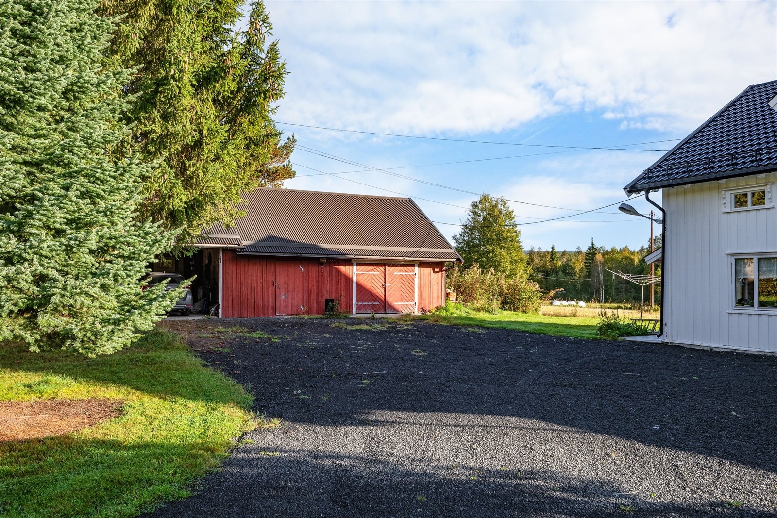 Eiendommen er også bebygd med et uthus på 52m² som består av bod, vedskjul og lagerrom. Uthuset har også inntilbygget carport på ca. 24m² (ikke beregningsmessig areal). Galleribilde