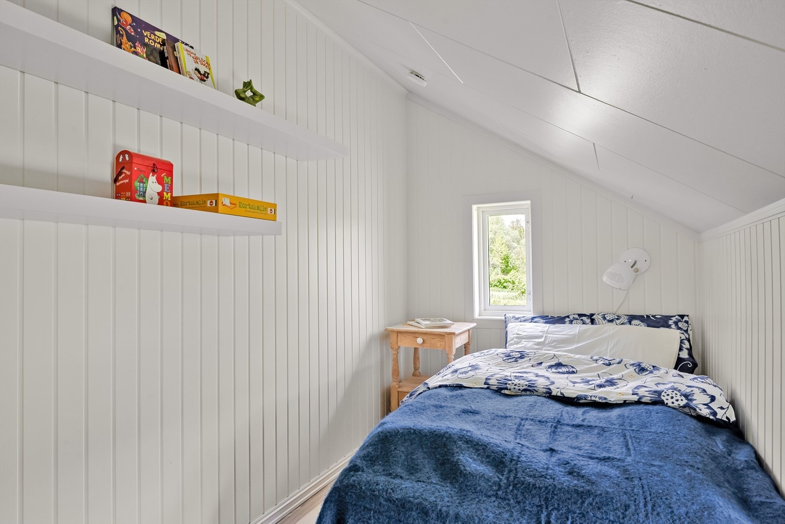 Rommet har god standard med laminat på gulv og lysmalte overflater. Galleribilde