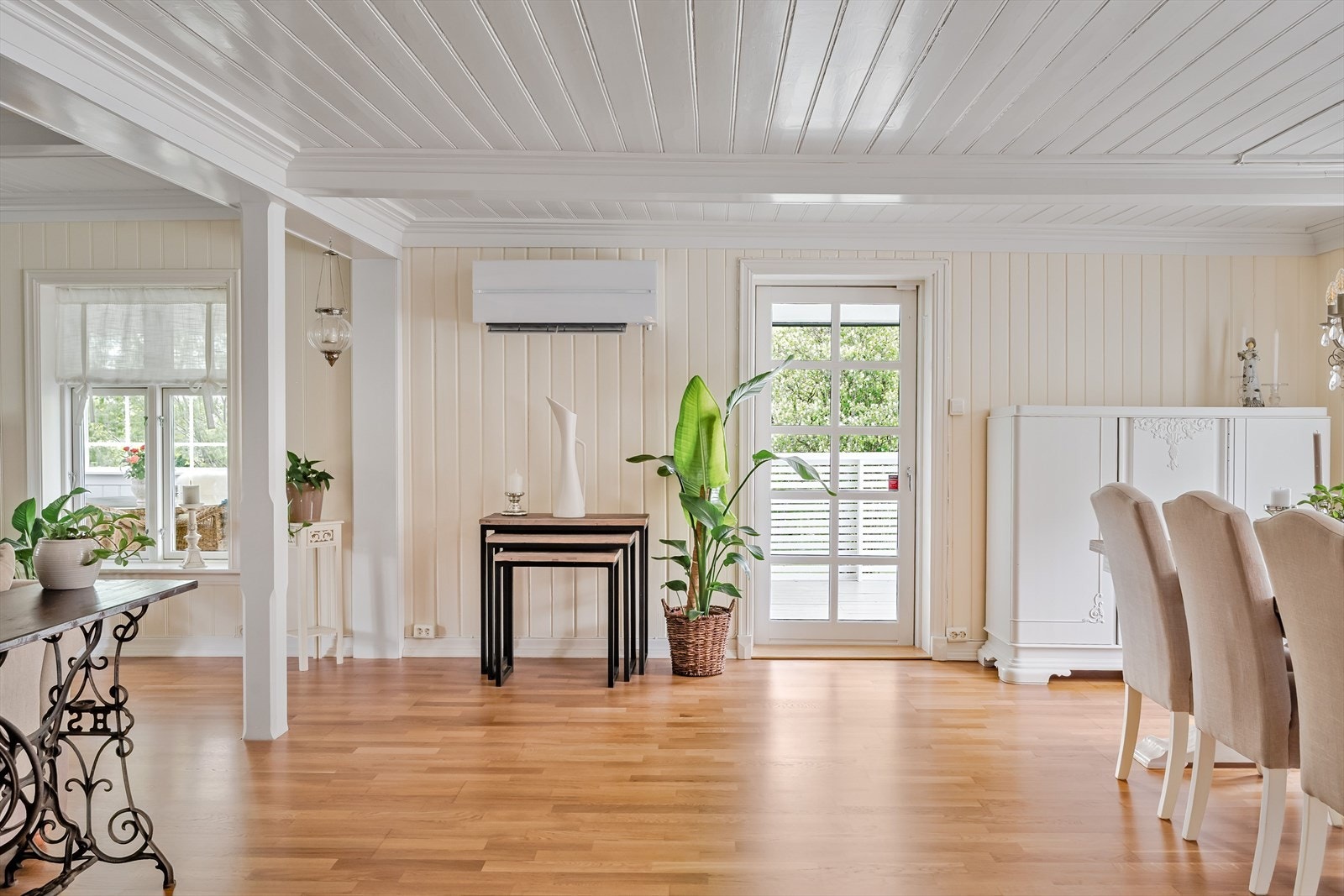 Stuen er det naturlige oppholdsrommet i boligen, og er et stort, lyst og fint rom for både avkobling og hygge. Galleribilde