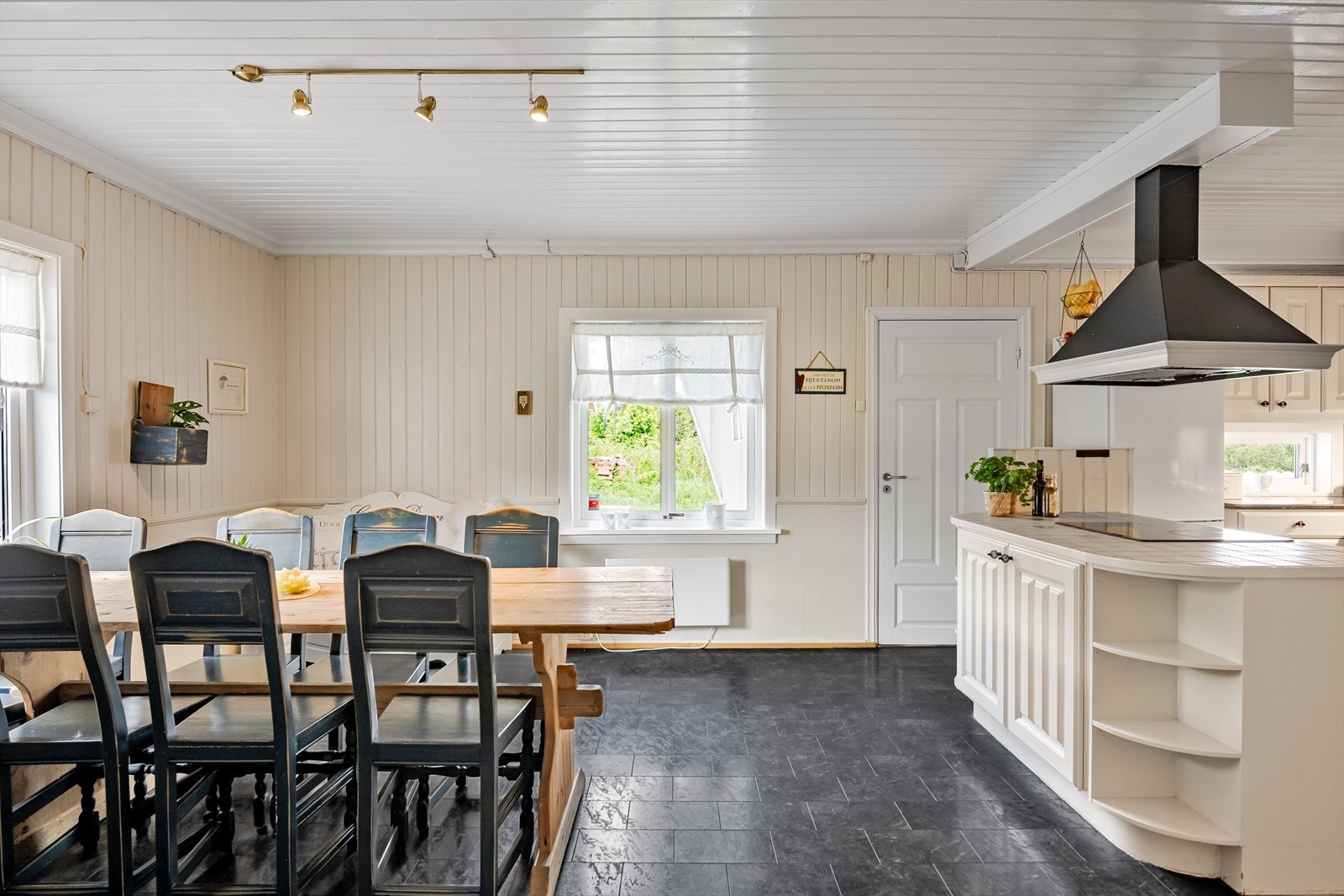 Boligen har et stort og sosialt spisekjøkken som blir et naturlig samlingspunkt. Galleribilde