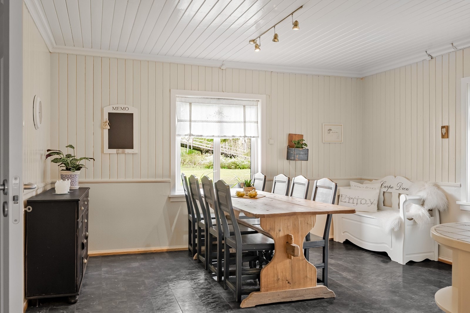 Her har du god plass til et stort spisebord og annet ønskelig møblement. Galleribilde
