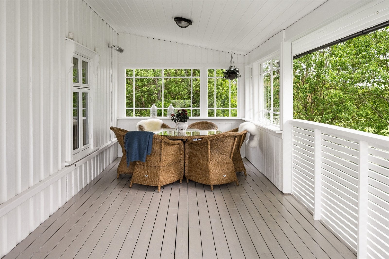 Den innerste delen av terrassen er delvis bygd inn til en lun og hyggelig uteplass. Det er montert både varmelampe og utebelysning - perfekt for sene sommerkvelder! Galleribilde