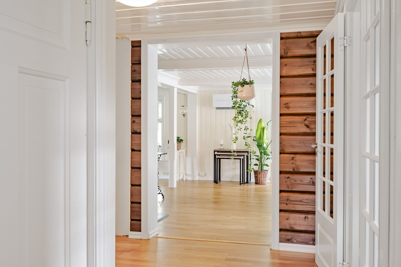 Boligen har en god planløsning over to plan med store oppholdsrom, bad og vaskerom i 1. etasje, samt 4 soverom (2 godkjente), bod/garderobe og toalettrom i 2. etasje. Galleribilde
