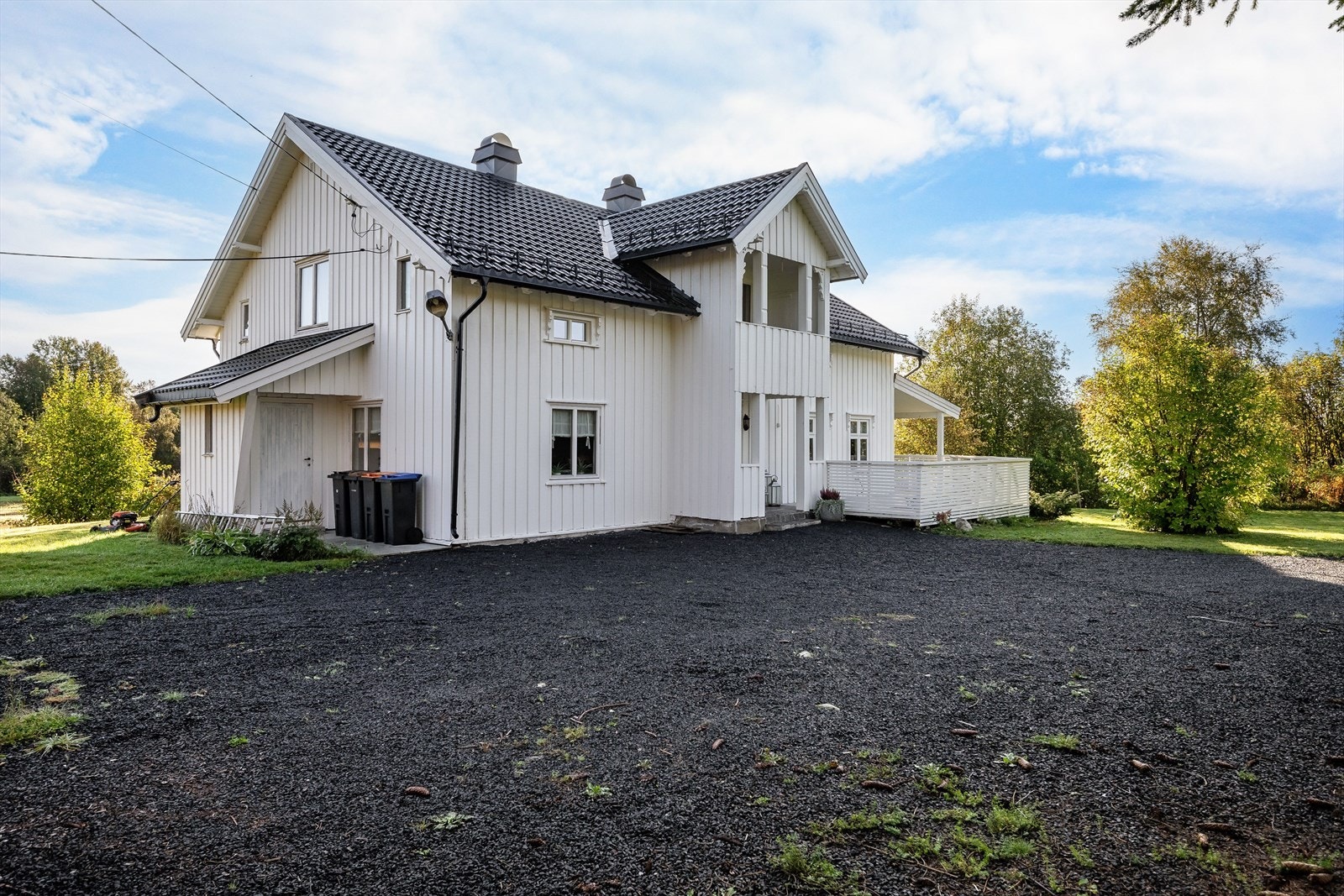 Eiertomt på ca. 3 273,7m². Ganske flat tomt. Hageanlegg opparbeidet med plen og variert beplantning. Diverse trær og busker. Her finnes bla. epletre, plommetre, rips og solbær. Gruset innkjøring og parkering. Galleribilde