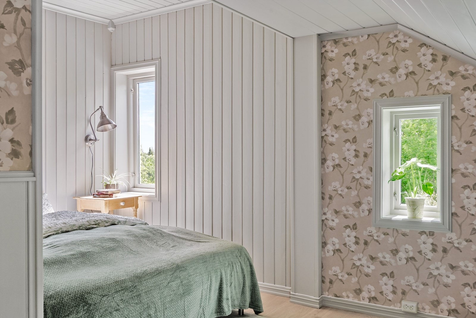 Overflatene har en fin kombinasjon av lysmalt panel, klassisk brystningspanel og nydelig tapet. Galleribilde