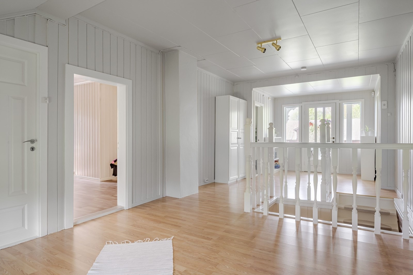 Stuen er naturlig oppdelt i to soner som gir gode møbleringsmuligheter. Galleribilde