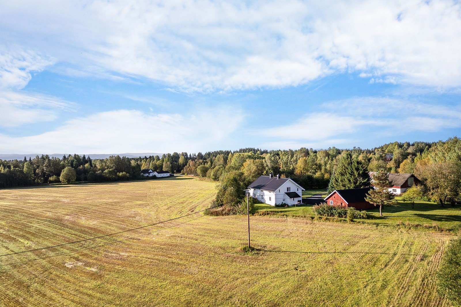 Det er ca. 9,2 km Løten sentrum hvor du finner det meste av nødvendige fasiliteter, butikker, ungdomsskole, kaféer, apotek, togstasjon m.m. Til Elverum sentrum er det ca. 16 km og til Hamar sentrum er det ca. 21 km. Galleribilde