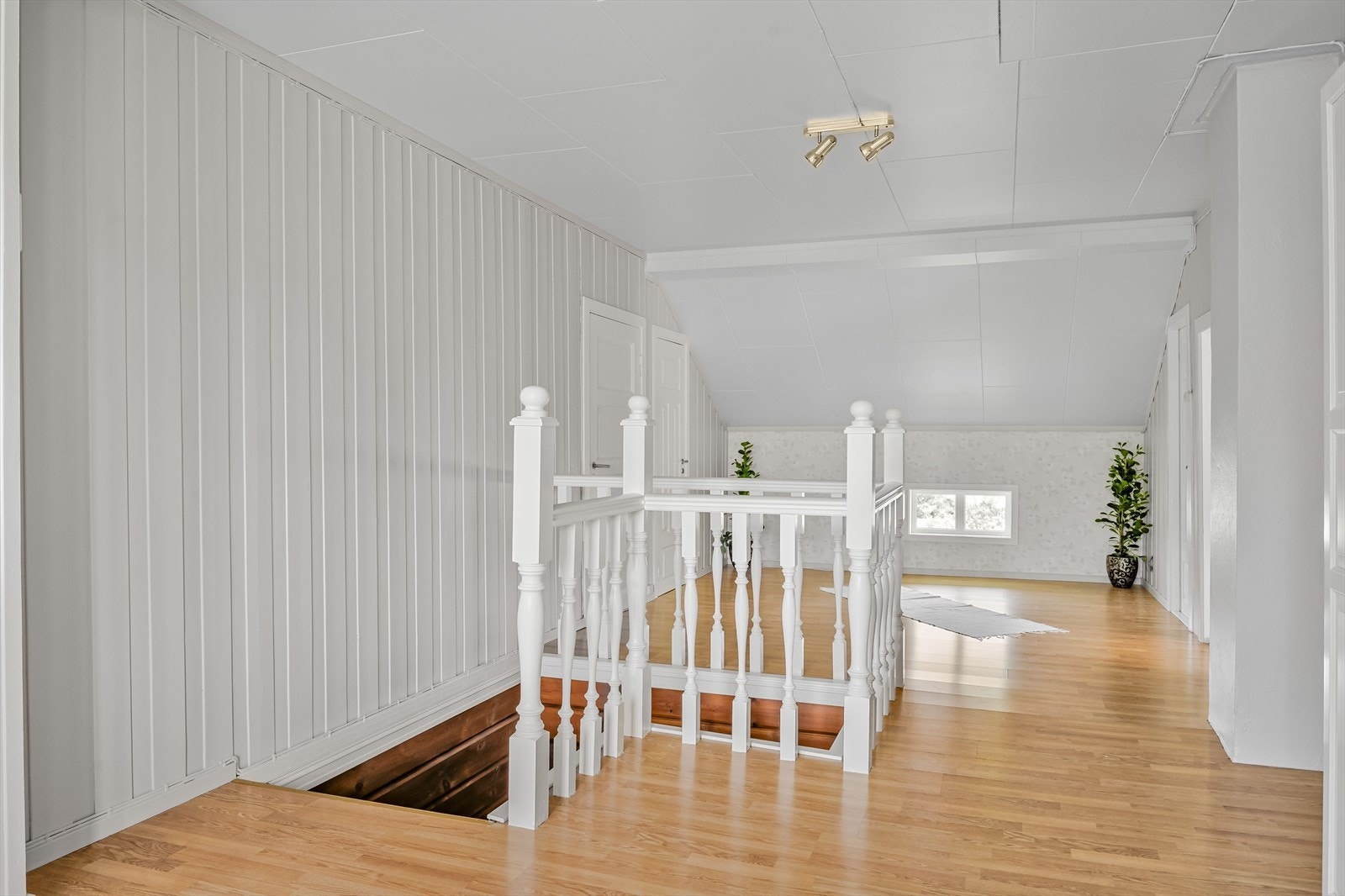 Boligens 2. etasje er i dag innredet med en romslig loftstue, 4 soverom (2 godkjente), bod/garderoberom og toalettrom. Galleribilde