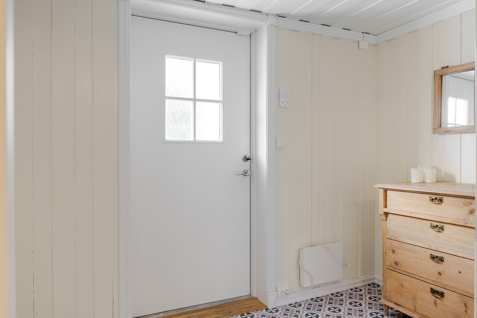 Når du entrer boligen, kommer du inn i en lys og fin entré. God standard med nydelig vinylbelegg på gulv og lysmalt panel på veggene. Galleribilde