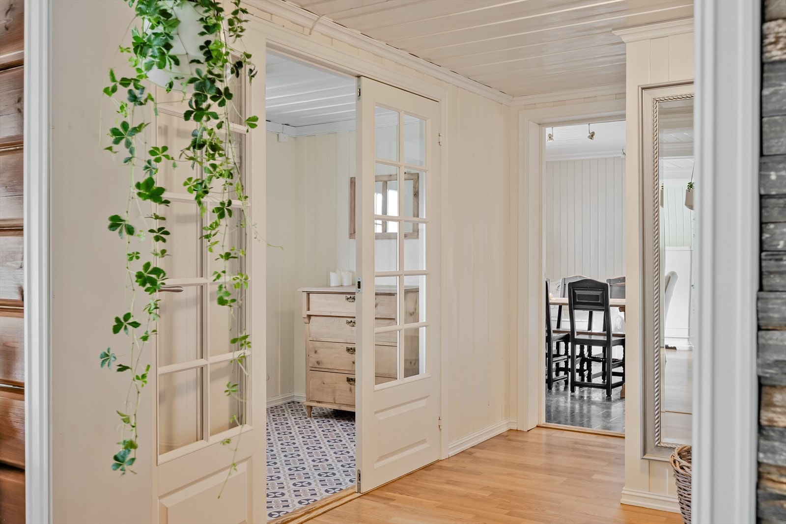 Fra entréen er det flotte fløydører med glassfelt inn til gang/trapperom. Galleribilde