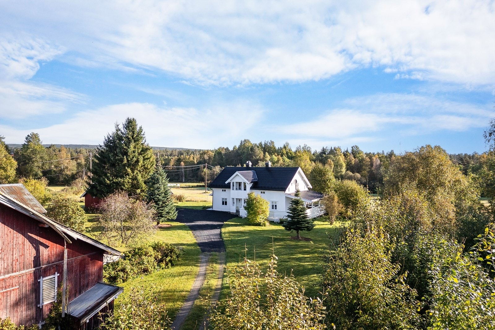 Fra eiendommen er det ca. 3,8 km til Jønsrud barnehage og barneskole. Løten kommune er en kommune i vekst og har bredt tilbud med kultur og fritidsaktiviteter. Kun ca. 100 meter til nærmeste bussholdeplass. Galleribilde