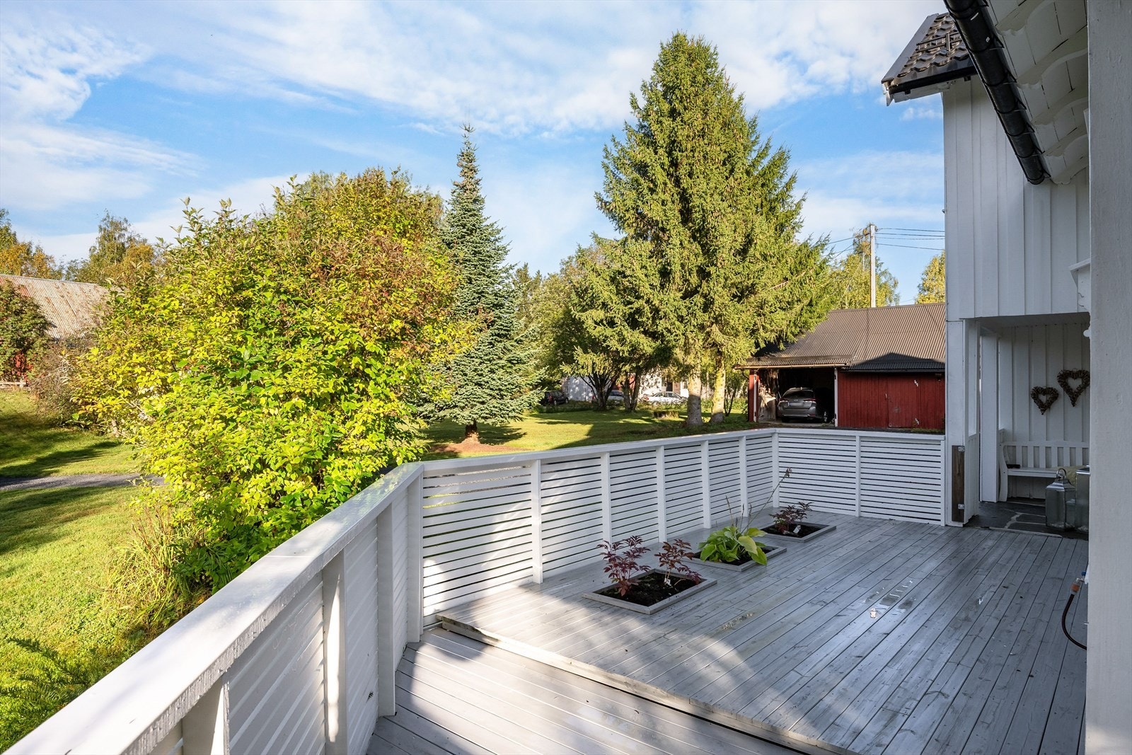 Terrassen strekker seg langs hjørnet av huset, og mot vest er det åpent og solrikt! Galleribilde