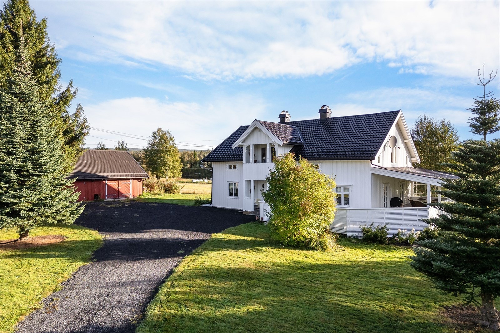En stor, solrik og hyggelig eiendom som er bebygd med en klassisk enebolig fra 1918 og et stort uthus på 52m² med inntilbygget carport. Galleribilde