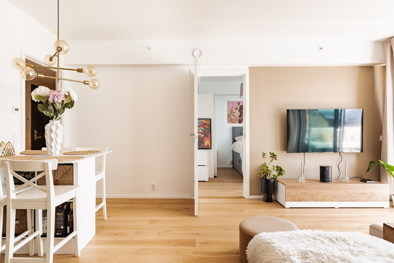 Leiligheten har lekker 1-stavs parkett og duse nøytrale fargevalg på vegger. Galleribilde