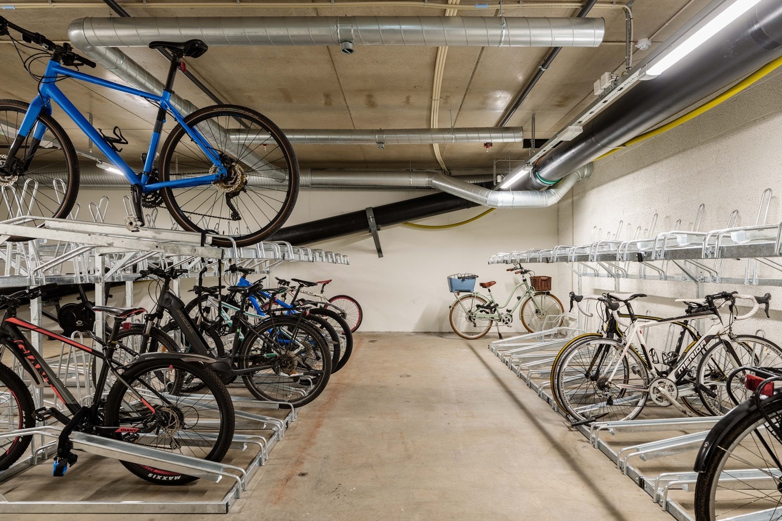 Sameiet har felles sykkelparkering i kjelleren. Leiligheten disponerer også en bod på ca. 5 m². Galleribilde