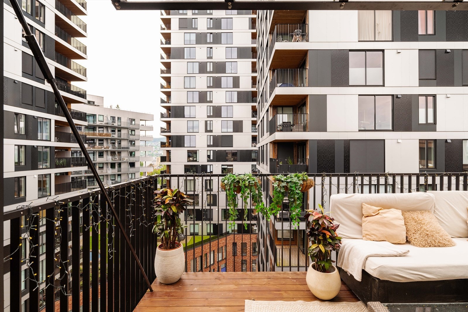 Balkongen har terrassebord og god plass til en hyggelig sittegruppe. Galleribilde